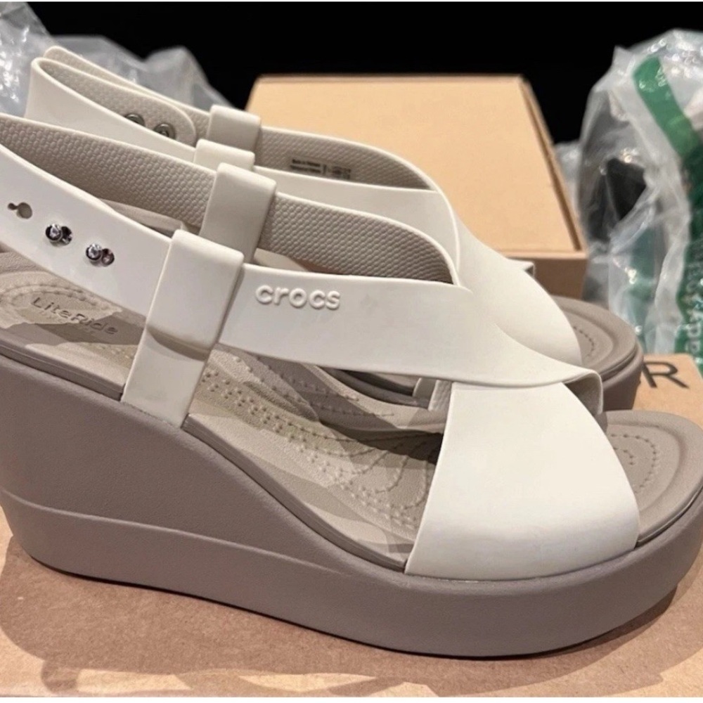 CROCS Beach & Pool Leisure slippers and sportwear Women, Stucco/Mushroom, 7 - Picture 3 of 5